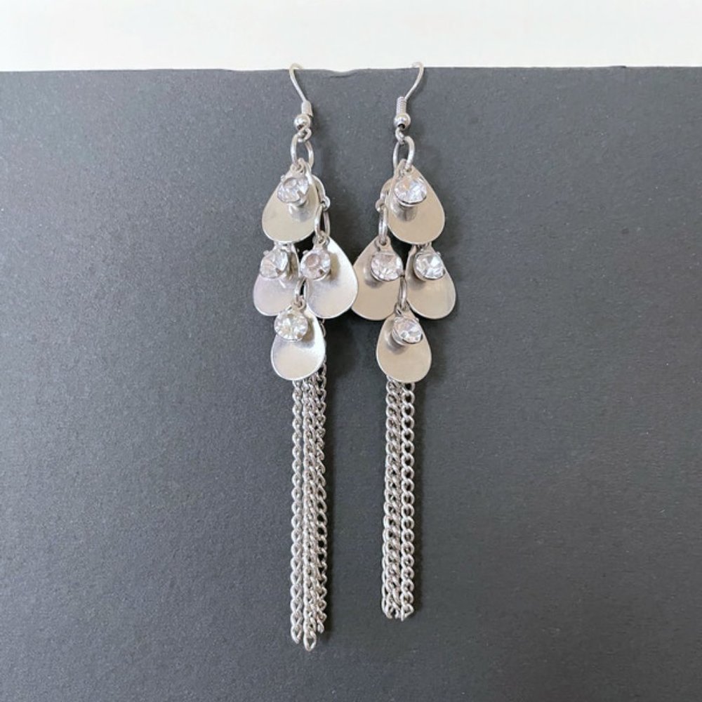 Elegant dangling earrings 🗃️